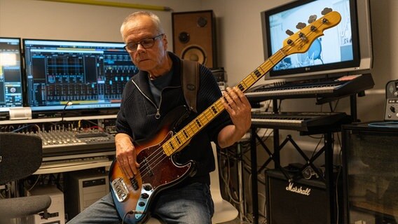 Ein älterer Mann spielt Bass in einem Tonstudio. © NDR Foto: Dominik Dührsen