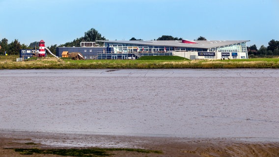 Das Multimar Wattforum Tönning von außen mit Blick über die Eider. © Schröder/LKN.SH 