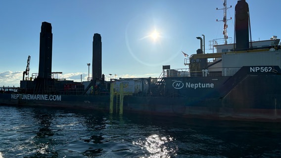 Das Schiff von NeptunMarine liegt im Wasser. © NDR Foto: Phillip Kamke