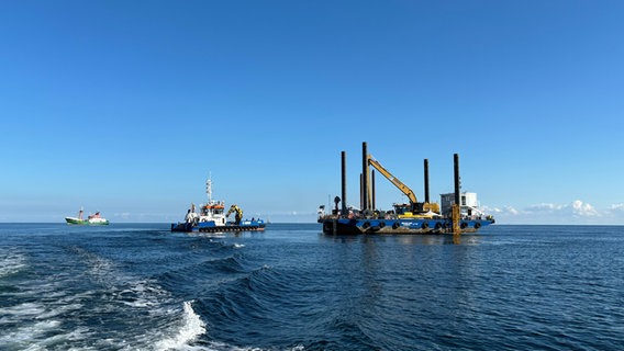 Die Arbeitsplattform vor Pelzerhaken. Von hier aus werden Bomben geborgen und sortiert. © NDR Foto: Phillip Kamke