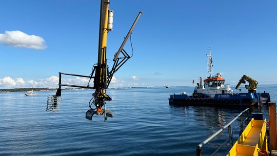 An dem langen Arm des Baggers ist modernste Technik verbaut, von der Filmkamera bis zum Sonargerät © NDR Foto: Phillip Kamke