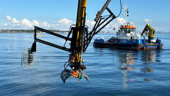 An dem langen Arm des Baggers ist modernste Technik verbaut, von der Filmkamera bis zum Sonargerät © NDR Foto: Phillip Kamke