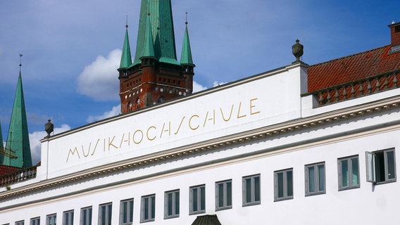 Das Gebäude der Musikhochschule Lübeck wird von außen gezeigt. © picture alliance / Zoonar Foto: Markus Hötzel