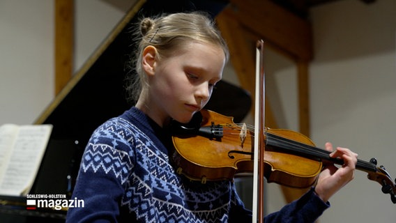 Ein junges Mädchen spielt Violine. © NDR 