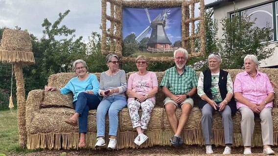 Eine Gruppe von älteren Menschen sitzt auf einer Strohcouch. © Nachbarschaftshilfe Büsum Wesselburen 