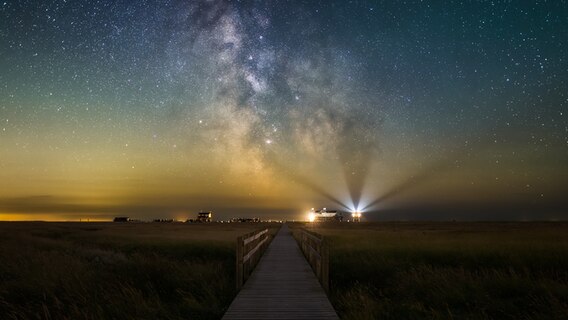 Ein Steg unter dem Nachthimmel in Schleswig-Holstein. © Mark Kruse Foto: Mark Kruse