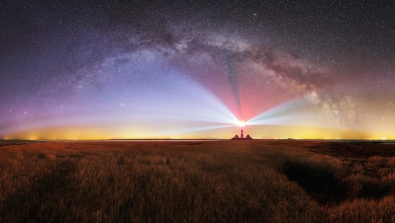 Die Milchstraße in einem Bogen über dem Westerhever Leuchtturm. © Mark Kruse Foto: Mark Kruse