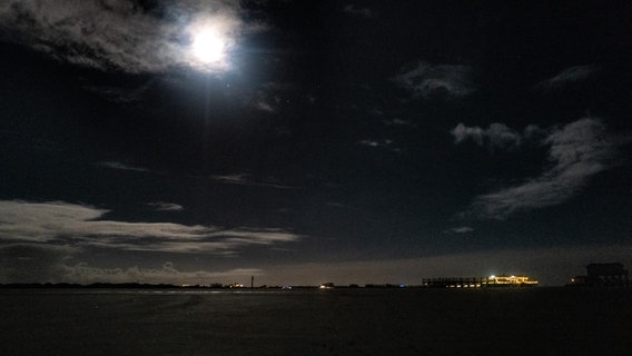 Der Strand von St. Peter-Ording bei Nacht. © NDR Foto: Lisa Pandelaki