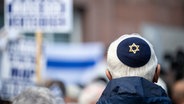 Ein Teilnehmer einer pro-Israel-Kundgebung trägt eine Kippa mit Davidsstern. © picture alliance/dpa | Hannes P Albert Foto: Hannes P Albert