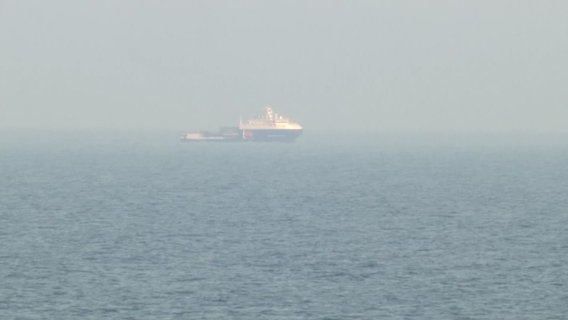 Das russische Versorgungsschiff Vizeadmiral Pamarov fährt auf der Ostsee. © NDR Screenshots Foto: NDR Screenshots