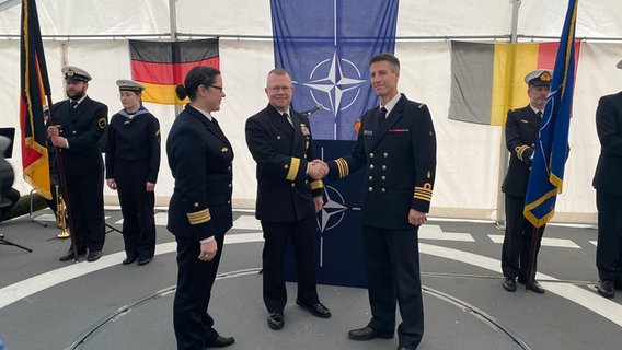 Bei einem NATO-Zusammentreffen geben sich zwei Herren feierlich die Hand. © NDR Foto: Moritz Kodlin