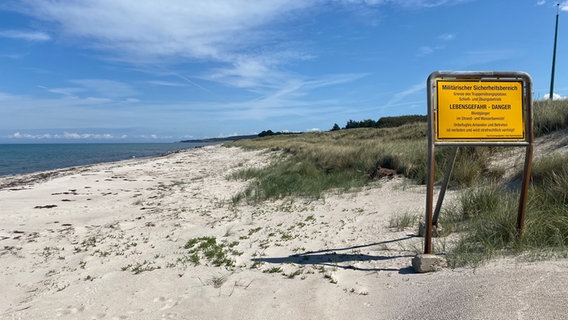 Schild, welches auf den militärischen Bereich am Strand hinweist. © Joker Pictures Foto: Mario Göhring