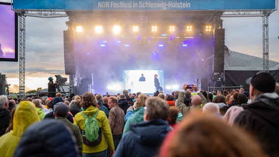 Das Pop-Duo "Glasperlenspiel" performt auf der Bühne beim NDR Festival in Büsum. © NDR Foto: Dominik Dührsen