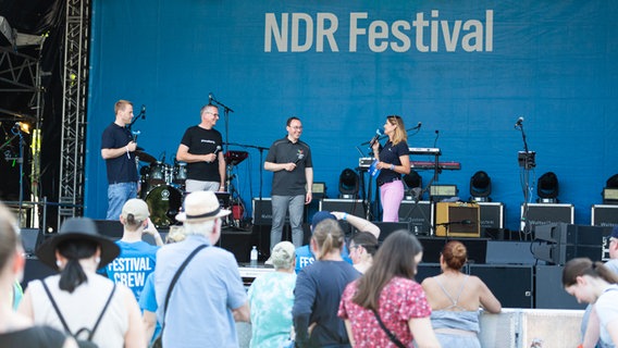 Vier Menschen stehen auf einer großen NDR Bühne. © NDR Foto: Dominik Dührsen