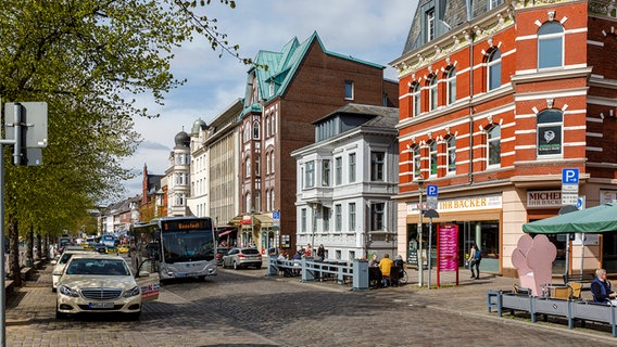 Ein Bus fährt durch die Einkaufsstraße Großflecken in Neumünster. © IMAGO / Olaf Döring Foto: Olaf Döring