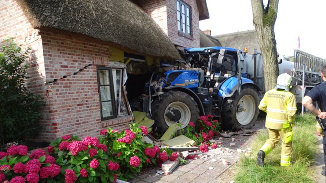 Föhr: Treckerfahrer war bei Fahrt in Reetdach-Haus vermutlich bewusstlos