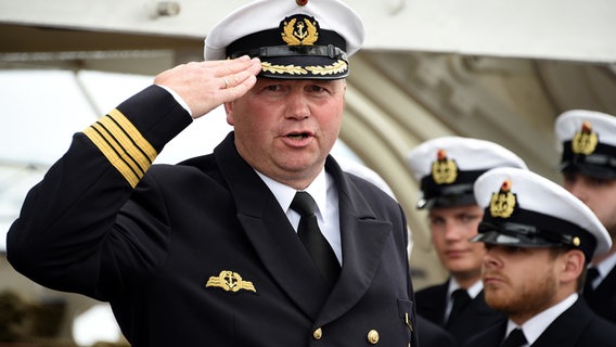 Nils Brandt, der neue Kommandant der "Gorch Fock" steht beim Kommandowechsel an Deck des Schulschiffes der Marine. © picture alliance / dpa Foto: Carsten Rehder