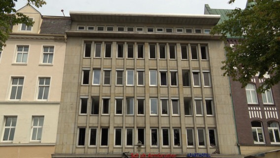 Die Fassade eines nach einem Brand beschädigten Hauses in Neumünster © NDR Foto: NDR Screenshot