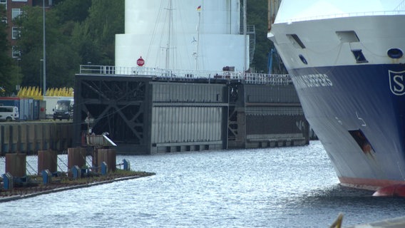 Ein großes Schiff passiert ein Schleusentor. © NDR Foto: NDR Screenshot