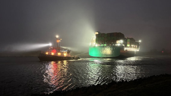 Ein Schiff liegt quer am frühen Morgen quer im Nord-Ostsee-Kanal © Danfoto Foto: Daniel Friederichs