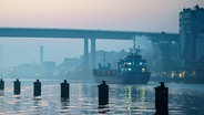 Das Küstenmotorschiff "Helena VG" fährt über den Nord-Ostsee-Kanal auf die Hochbrücke in Holtenau zu. © dpa Bildfunk Foto: Axel Heimken