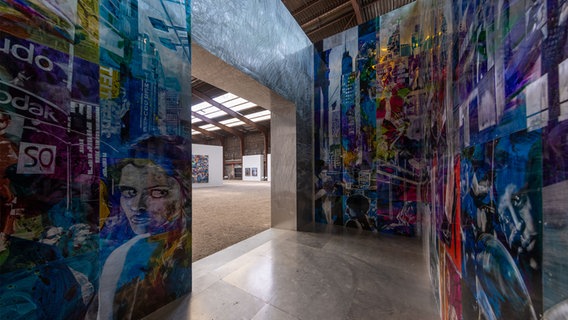Eine architektonische Rauminstallation mit bemalten Wänden in einer Kunstgalerie. © Wohlfromm SINN & Wolfgang Gramm Foto: Wohlfromm SINN & Wolfgang Gramm