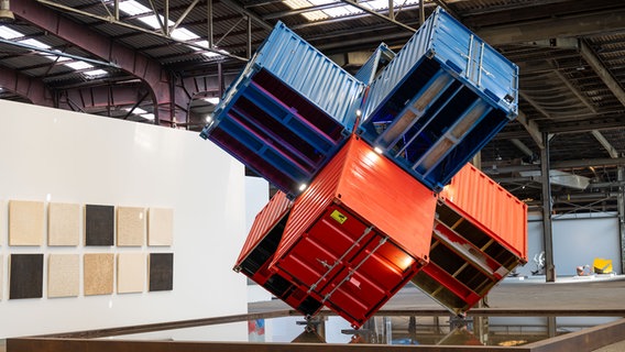 Eine Kunstinstallation bestehend aus sechs Containern in einer Kunstgalerie. © Wohlfromm Lubo Mikle Foto: Wohlfromm Lubo Mikle