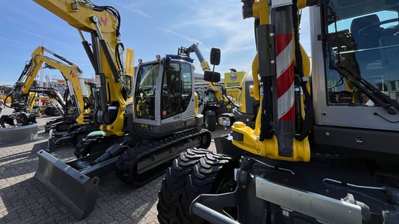 Zahlreiche Bagger sind auf der Nordbau Messe in Neumünster ausgestellt. © NDR Foto: Lisa Synowski