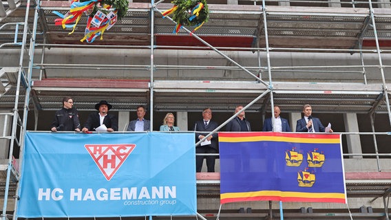 Mehrere Menschen stehen auf einem Baugerüst, welches an einer Hausfassade angebracht ist © Kreis Nordfriesland Foto: Kreis Nordfriesland