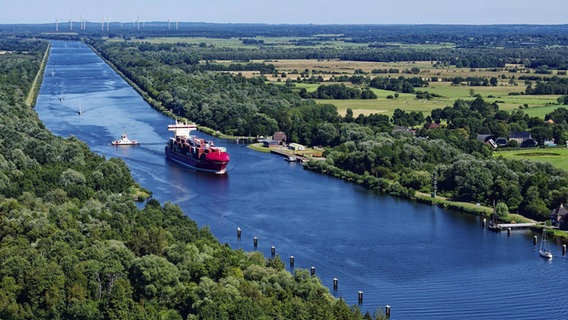 Luftbild vom Nordostsee-Kanal bei Oldenbüttel, Blickrichtung Nordost. © picture alliance / imageBROKER Foto: Markus Beck