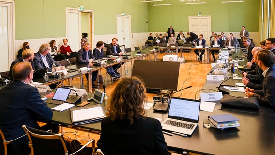 Teilnehmer des Wirtschaftsausschusses sitzen im Kieler Landtag. © dpa-Bildfunk Foto: Frank Molter/dpa