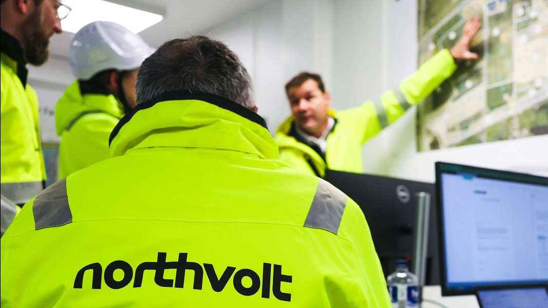 Mitarbeiter der Firma Northvolt unterhalten sich in einem Planungsbüro.