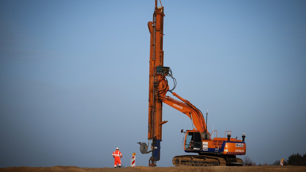 Ein Bagger ist bei Vorarbeiten auf der Baustelle für das geplante Northvolt-Gelände zu sehen. 