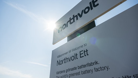 Ein Schild der Firma Northvolt. © picture alliance / TT NYHETSBYRÅN | Magnus Lejhall/TT Foto: Magnus Lejhall/TT