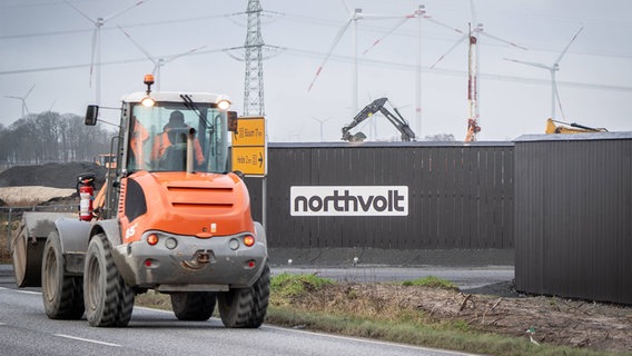 Blick auf das Baufeld der geplanten Batteriezellfabrik der Firma Northvolt bei Heide. © IMAGO Foto: Chris Emil Janßen