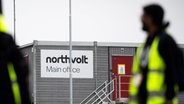 Mitarbeiter stehen vor einem Gebäude mit Northvolt-Schild. © IMAGO / TT Foto: Pontus Lundahl