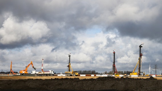 Dunkle Wolken über der Baustelle der Bateriezellenfabrik von Northvolt in Heide. © Christian Charisius/dpa 