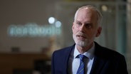 Der schwedische Insolvenzverwalter von Northvolt, Mikael Kubu, gibt ein Interview © NDR Foto: NDR Screenshot