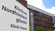 Ein Schild steht vor dem Klinikum Nordfriesland. © NDR Foto: Peer-Axel Kroeske