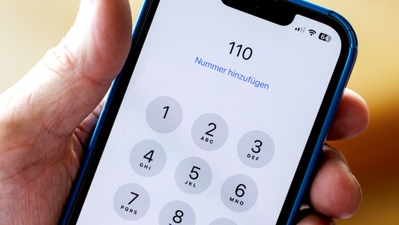 Die Notrufnummer 110 steht auf dem Display eines Smartphones. © picture alliance / dpa Foto: Matthias Balk