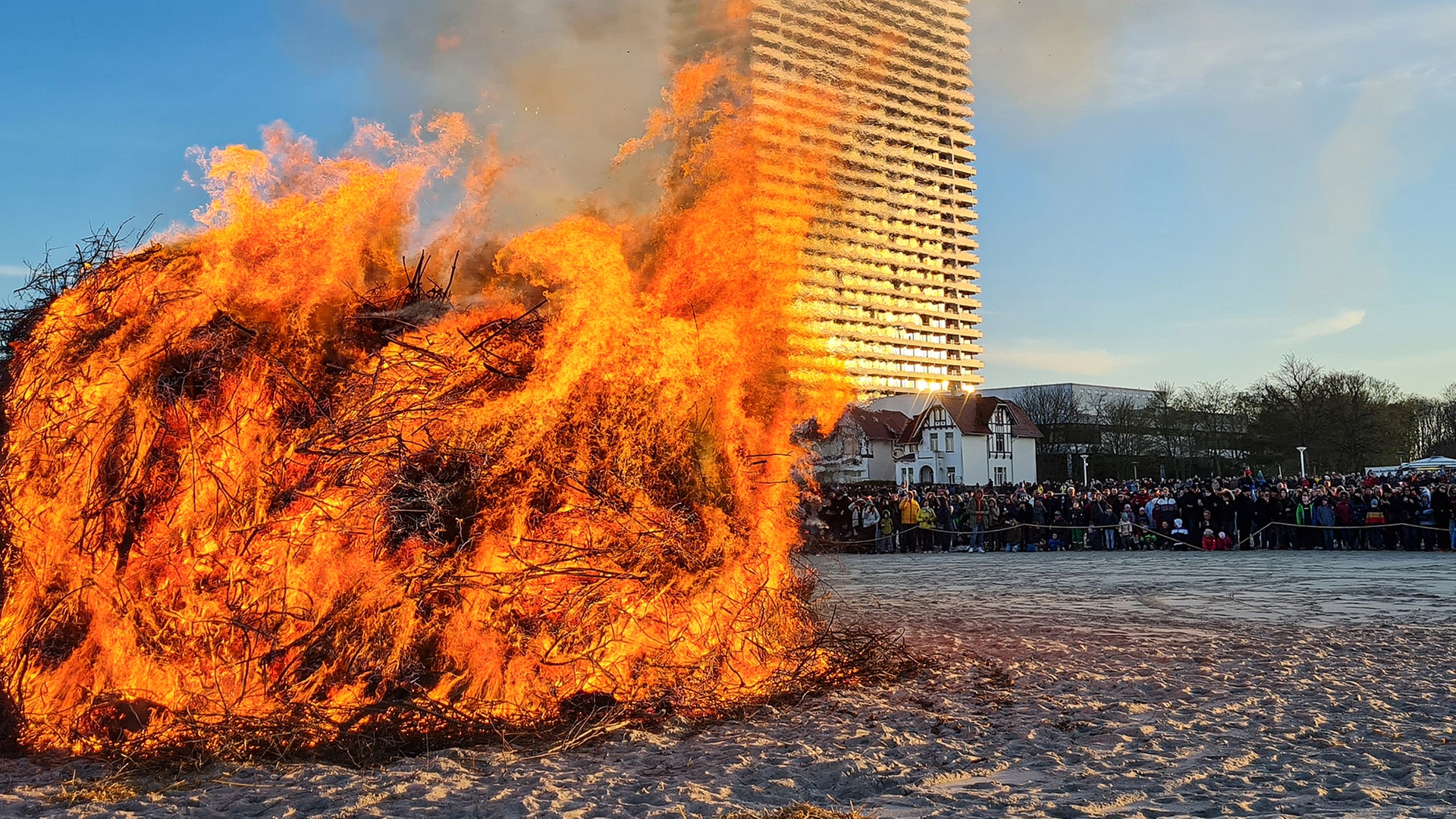 Hier brennen 2024 Osterfeuer in Schleswig-Holstein | NDR.de - Nachrichten -  Schleswig-Holstein