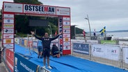 Ein Mann steht im Ziel des Ostseetriathlon "Ostseeman" in Glücksburg © NDR Foto: Andreas Rackow