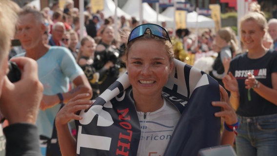 Maja Betz beim OstseeMan-Triathlon. © NDR 