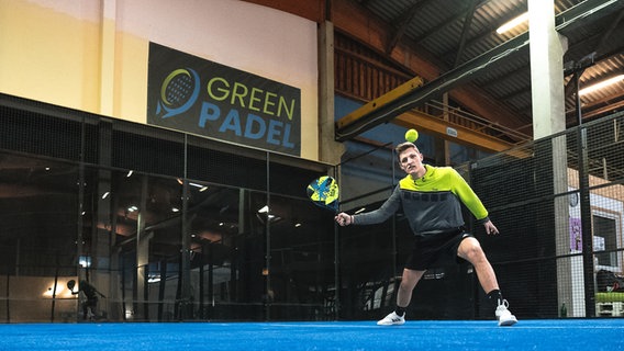 Ein Padelspieler schlägt den Ball. © GreenTec Campus / Andrea Jensen 