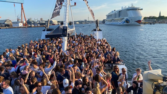 Menschen feiern ausgelassen auf einem Schiff auf der Kieler Förde © NDR Foto: Andrea Schmidt