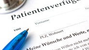 Eine Nahaufnahme des Formulars für eine Patientenverfügung, Stift und Brille liegen drauf. © picture alliance / Zoonar | stockfotos-mg Foto: stockfotos-mg