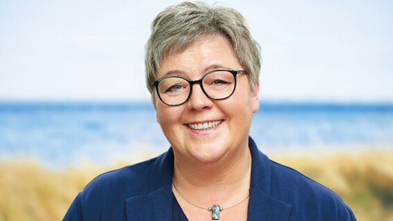 Birte Pauls (SPD) lächelt in die Kamera.  