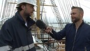 Philipp Jess im Gespräch mit Niklas Pfaff an Deck der "Peking". © NDR 