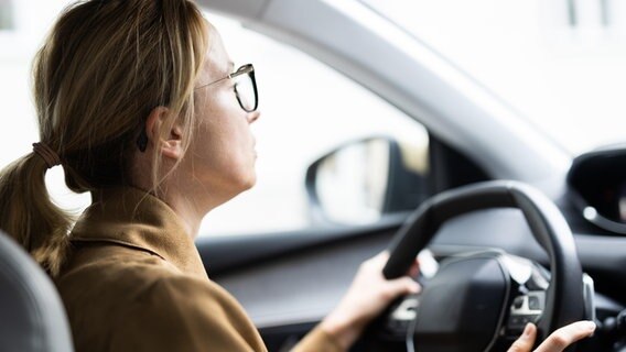 Eine Frau fährt mit einem Auto. © picture alliance / Zoonar Foto: Matej Kastelic