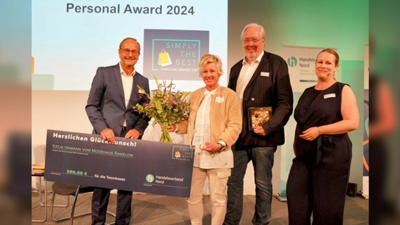 Katja Hamann (zweite v.l.) wird der Personal Award des Handelsverbands Nords verliehen. © Handelsverband Nord 